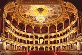 A Magyar Állami Operaház nézőtere a színpad felől